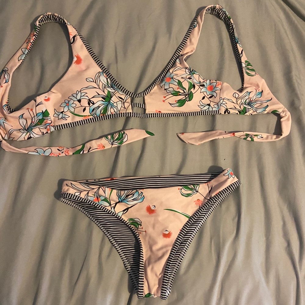 Super cute Cupshe reversible swimsuit!